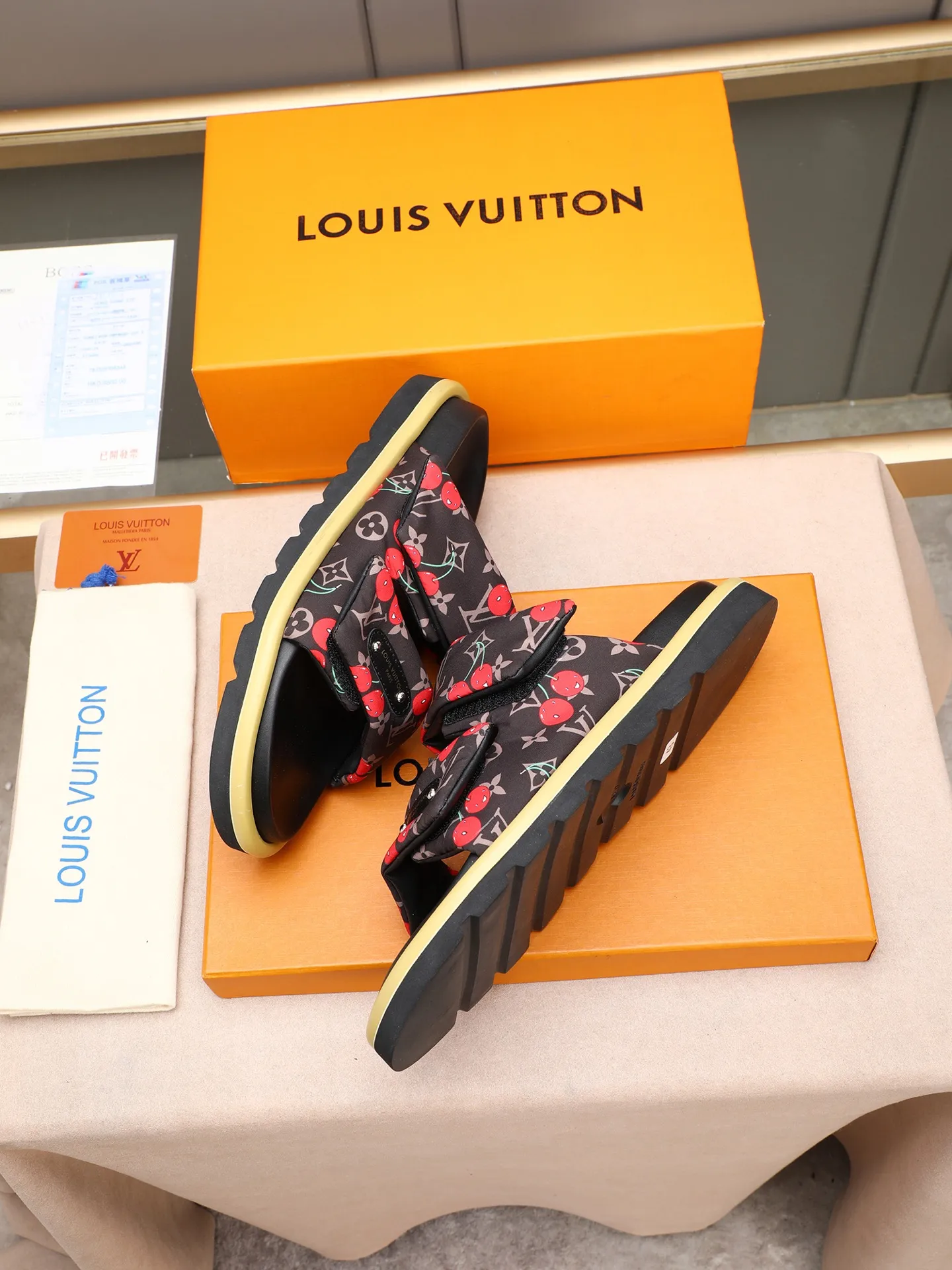 PP360 [LOUIS VUITTON] Louis Vuitton, LV printing, men's and women's slippers are on the market. The drawer box packaging comes with a cloth bag and a card. The upper pattern looks very soft and waxy, and it is a super versatile leg slimming tool. Fabric: imported denim/canvas/old fabric, LV hardware LOGO, official website pattern printing, comfortable to wear, feet: high-elastic PU water table. Sole: foam sole, heel height: about 5cm. Code number: 35-46, 35, 45, 46 are custom-made and non-returnable. Color: multiple colors and styles available.